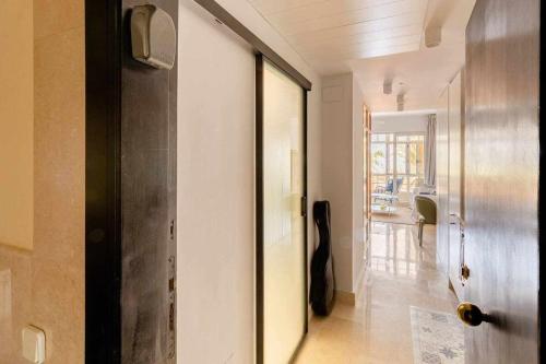 A bathroom at Espectacular apartamento en Marina de sotogrande