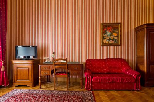 TV a/nebo společenská místnost v ubytování Pałac Wiejce