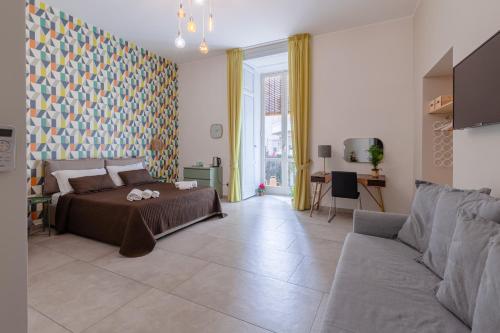 1 dormitorio con 1 cama y 1 sofá en Monteoliveto 33 en Nápoles