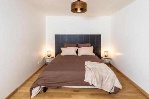 um quarto com uma cama grande e duas mesas de cabeceira em Duplex de 80m2 dans un village de caractère ! em Saint-Marceau