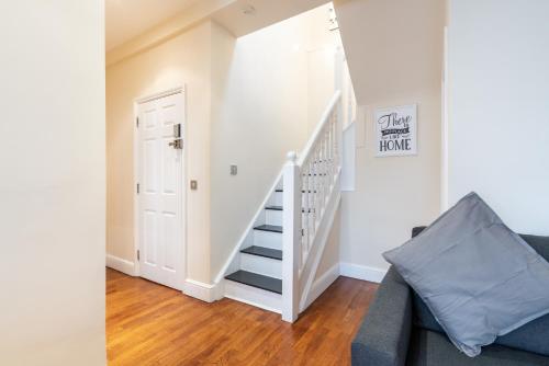 Gambar di galeri bagi Luxury 2BDR duplex apt, N London, 2 floors di Enfield