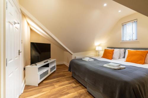 Televisyen dan/atau pusat hiburan di Luxury 2BDR duplex apt, N London, 2 floors