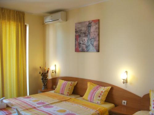 Postel nebo postele na pokoji v ubytování Sunny Paradise Family Hotel
