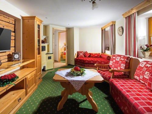 ein Wohnzimmer mit einem Sofa und einem Tisch in der Unterkunft Ferienwohnung Triembachhof in Schönau am Königssee