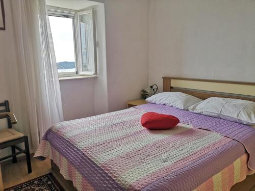 トルステノにあるApartment Mihoのベッドルーム1室(赤い枕付きのベッド1台付)