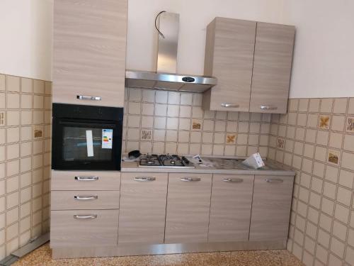 Il comprend une cuisine équipée d'un évier et d'une cuisinière. four supérieur dans l'établissement Appartamento Todaro, à Vigevano