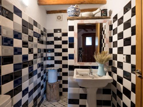 a bathroom with a sink and a mirror at Casa Cosialls in Benabarre