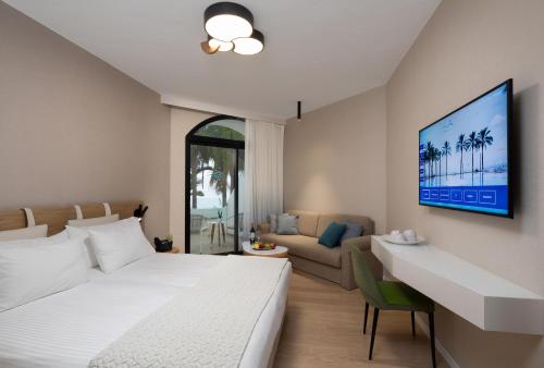 מיטה או מיטות בחדר ב-מלון חוף גיא