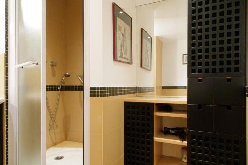 une salle de bain avec une douche avec une porte vitrée dans l'établissement On la Croisette XXL 1 bedroom with amazing sea view, à Cannes