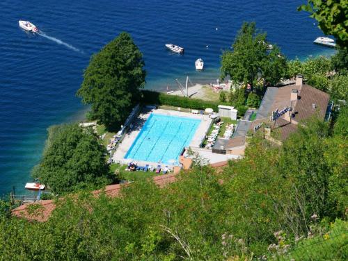 an overhead view of a swimming pool next to the water at Hotel L'Approdo in Pettenasco