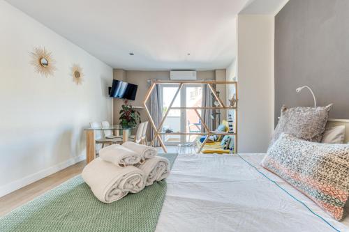 A bed or beds in a room at CASITA SUNWAVES- EL 19 DE PADRE CUETO, LAS CANTERAS