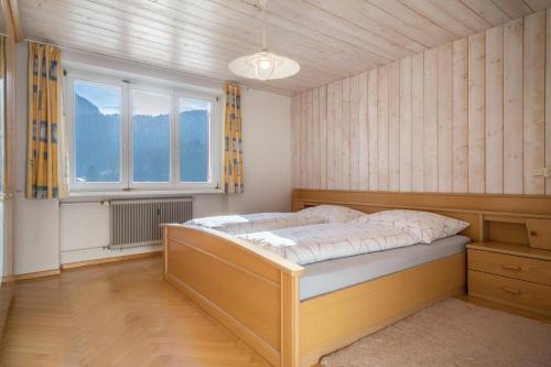 Giường trong phòng chung tại Wohnung Kanisfluhblick