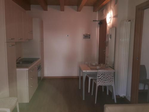 a kitchen with a table and chairs in a room at Villaggio delle Alpi in Pré-Saint-Didier
