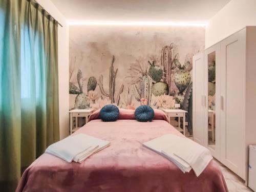 ein Schlafzimmer mit einem Bett mit Blumenwand in der Unterkunft Cubacalatafimi Rooms in Palermo