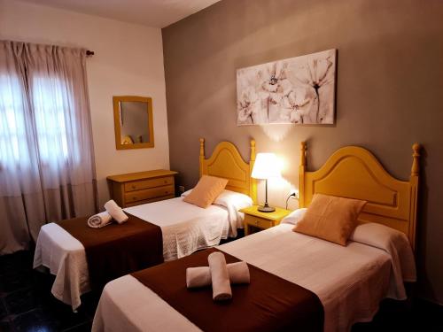 um quarto de hotel com duas camas com arcos em Viviendas Vacacionales Escuela em Agulo