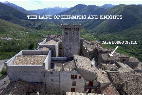 uma imagem de um castelo com a terra de eremitas e cavaleiros em Da Marco Casa Vacanze Borgo Civita - ID 6678 em Trevi nel Lazio
