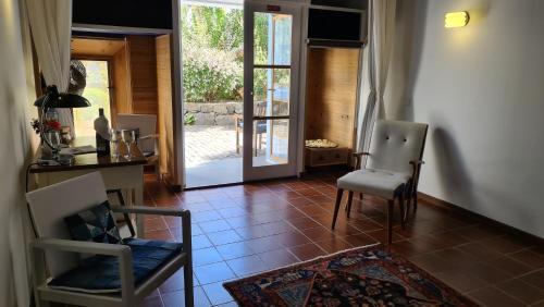 un soggiorno con due sedie e una porta aperta di Quinta da Meia Eira a Horta