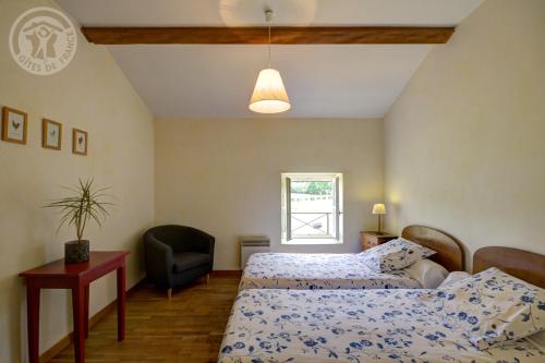 A bed or beds in a room at Chambres d'Hôtes Ondine et Igor