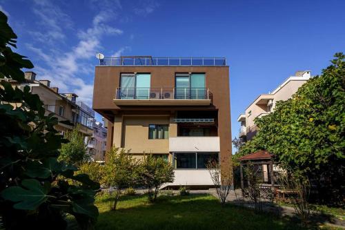 ЛУКСОЗНА ТРИЕТАЖНА КЪЩА в центъра на Приморско