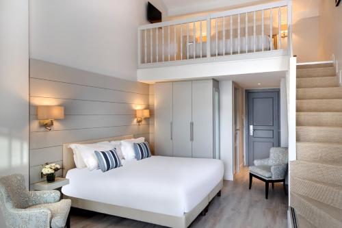 
A bed or beds in a room at La Bastide de Biot
