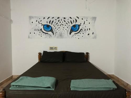 Un pat sau paturi într-o cameră la Tusker Tribe Hostel