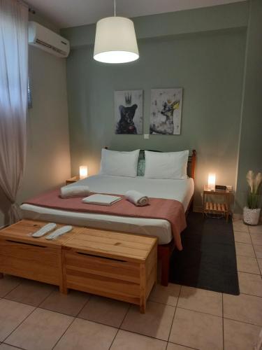 A bed or beds in a room at Helen's Welcoming & cozy flat
