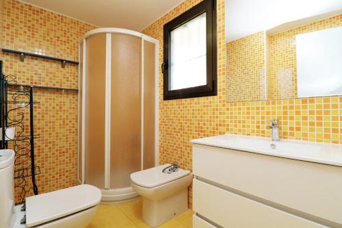 ein Badezimmer mit Toilette, Dusche und Waschbecken in der Unterkunft Trinisol Sea views 24E in Benidorm