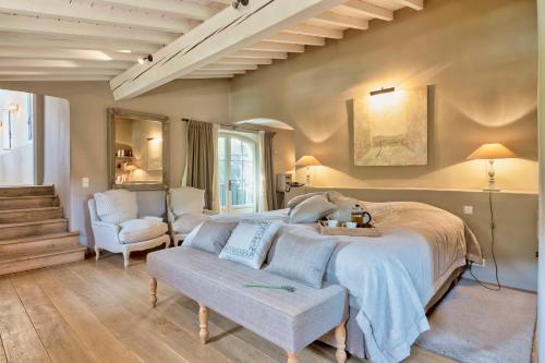 1 dormitorio con 1 cama, 1 sofá y 1 silla en Domaine de Puybernier, en Jouques