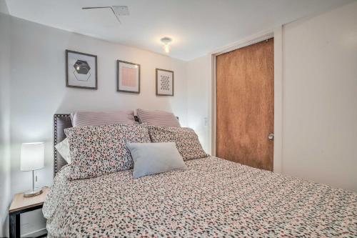 Katil atau katil-katil dalam bilik di Boston Apartment Walk to Beach and 2 Mi to Downtown