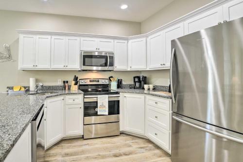 Η κουζίνα ή μικρή κουζίνα στο Modern Escape in the Heart of Murrells Inlet