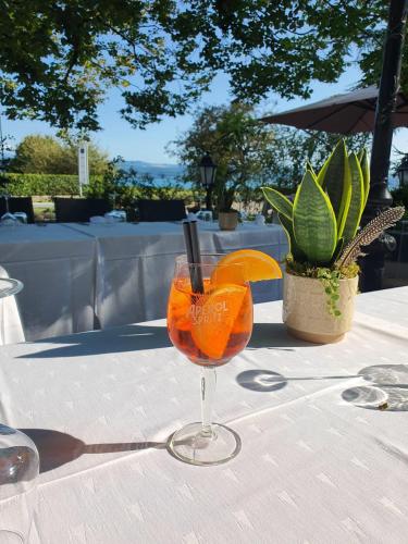 a glass of orange juice sitting on a table at Hôtel Restaurant Bellevue in Onnens