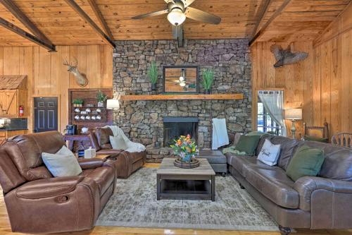 Posezení v ubytování Waterfront Deck Home on Ouachita River!
