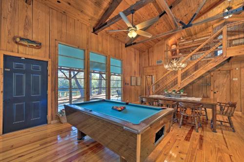 Biliár nebo kulečník v ubytování Waterfront Deck Home on Ouachita River!