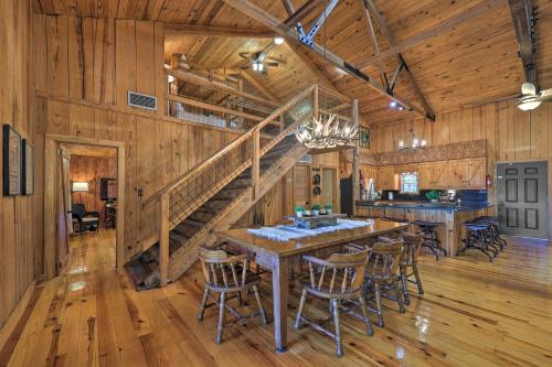 Fotografie z fotogalerie ubytování Waterfront Deck Home on Ouachita River! v destinaci Arkadelphia