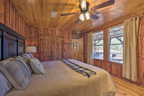 Легло или легла в стая в Breathtaking Riverview Home on Ouachita River!