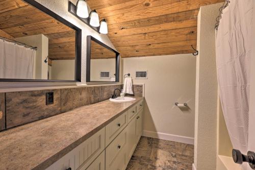 y baño con lavabo y espejo. en Breathtaking Riverview Home on Ouachita River!, en Arkadelphia