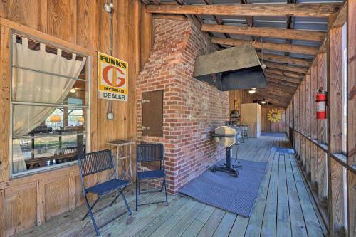 Restaurace v ubytování Waterfront Deck Home on Ouachita River!