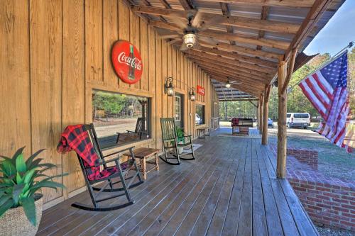 Fotografie z fotogalerie ubytování Waterfront Deck Home on Ouachita River! v destinaci Arkadelphia