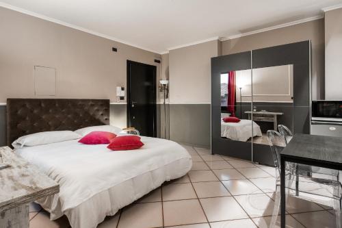 A bed or beds in a room at Studio Fusari a Piazza Maggiore by Wonderful Italy