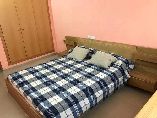 1 dormitorio con 1 cama con 2 almohadas en Acogedor apartamento a 200m del mar, en Lloret de Mar