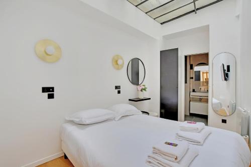 巴黎的住宿－CMG Lamartine-Maubeuge，白色的卧室配有白色的床和镜子