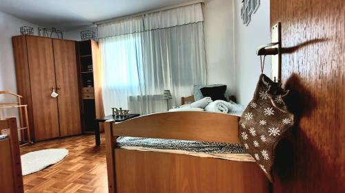 um quarto com uma cama e uma grande janela em North-West house em Varaždin