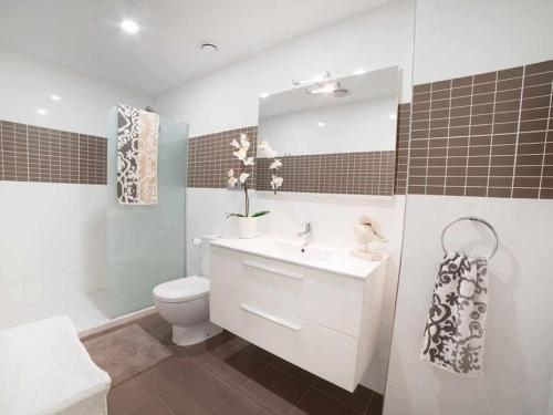 ห้องน้ำของ Lujoso apartamento a 1a línea del mar
