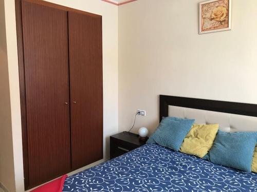 1 dormitorio con cama y armario marrón en Bonito apartamento a 250m del mar en Lloret de Mar