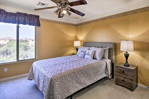 1 dormitorio con 1 cama y ventilador de techo en Golfers Paradise Oro Valley Home with Pool!, en Oro Valley