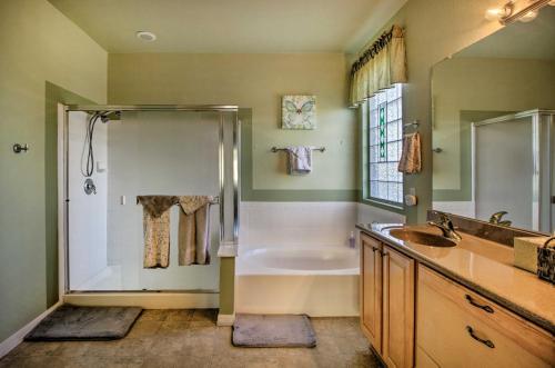 y baño con ducha, bañera y lavamanos. en Golfers Paradise Oro Valley Home with Pool!, en Oro Valley