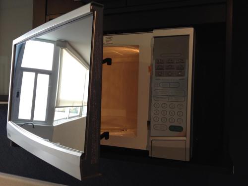 a microwave oven with a window in a room at Suites Berna 12 in Mexico City