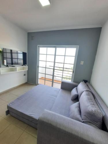 Un dormitorio con una cama grande y una ventana grande. en Home Zafiro II, en Santa Fe
