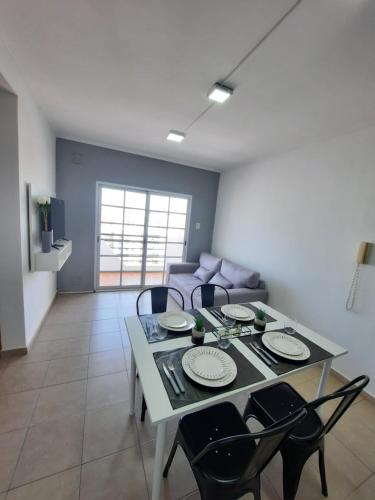 Una mesa de comedor y sillas en una sala de estar. en Home Zafiro II, en Santa Fe