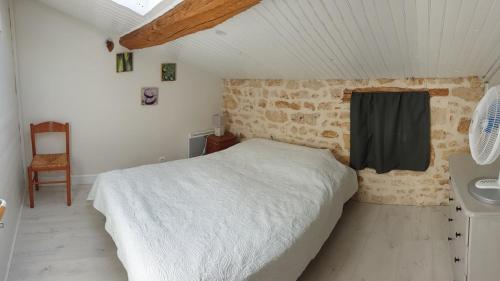 sypialnia z łóżkiem i umywalką w obiekcie L'OASIS DES MARAIS La maison du Marais w mieście Bords